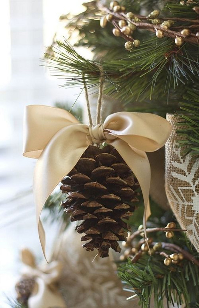 55 Awesome Outdoor And Indoor Pinecone Decorations For Christmas - DigsDigs